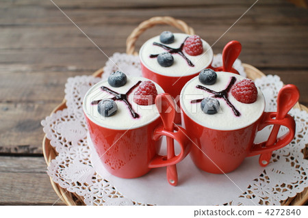 Berry-topped pudding in a red mug 4272840