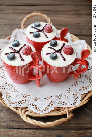 Berry-topped pudding in a red mug 4272841