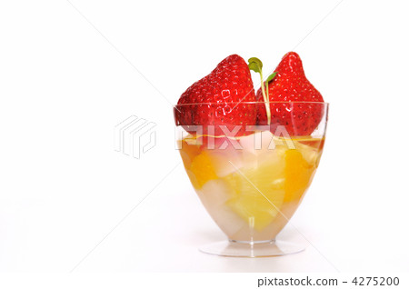 Dessert of strawberries 4275200