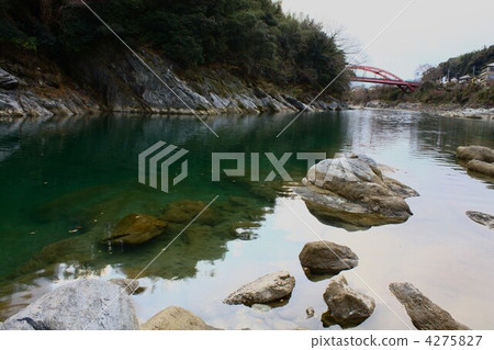 流動在Yoshiyama寺廟的野澤河在Gojo市 4275827