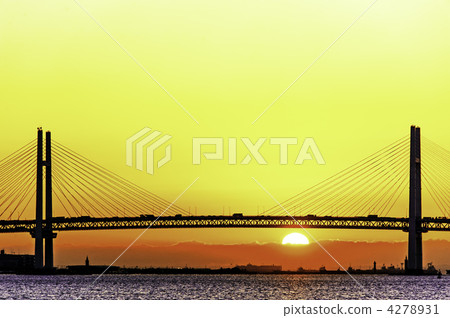 橫濱灣大橋橋的日出（從橫濱市中區，臨港公園） 4278931