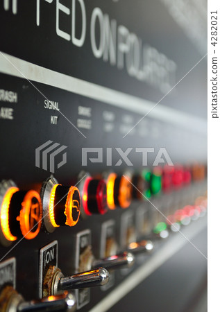 撥動開關燈 4282021