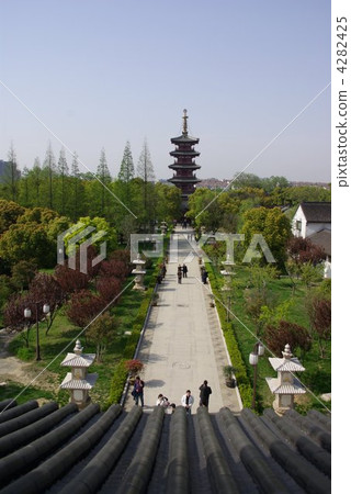 中國江南的著名寺廟“佛教寺廟”,從鐘樓俯瞰五層塔 中國江南的著名寺廟“佛教寺廟”,從鐘樓俯瞰五層塔 4282425