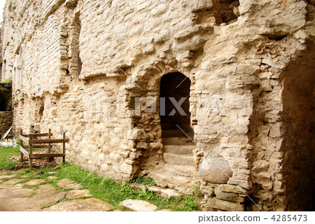 Ruins of a castle 4285473