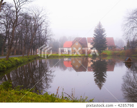 house in mist 4285798
