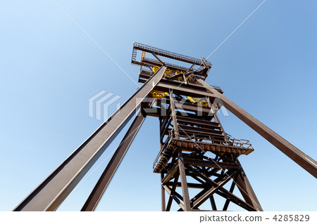 4285829