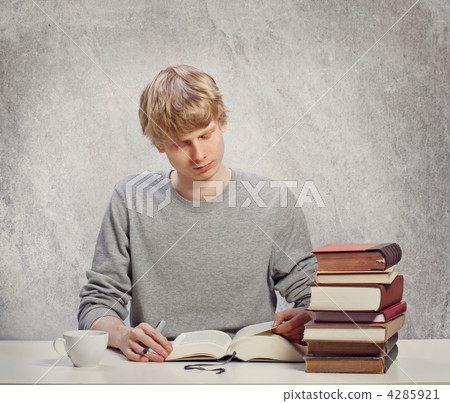 讀書的一個年輕人 4285921