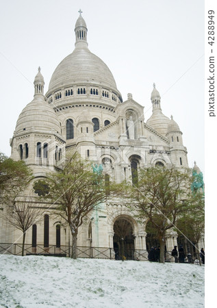 Rare snowy day in Paris. Basilica Sacre-Coeur and lots of snow 4288949