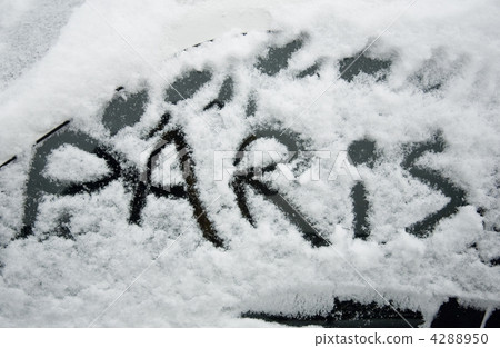 Rare snowy day in Paris 4288950