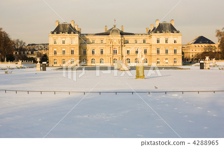 Rare snowy day in Paris. Lots of snow in the Luxembourg Garden 4288965