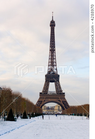 Rare snowy day in Paris. The Eiffel Tower and Champ de Mars cove Rare snowy day in Paris. The Eiffel Tower and Champ de Mars cove 4288970
