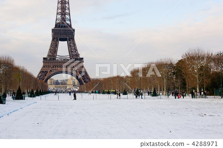 Rare snowy day in Paris. The Eiffel Tower and Champ de Mars cove 4288971