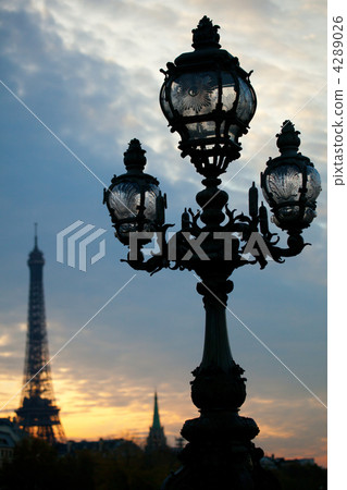Street lamp and the Eiffel Tower 4289026