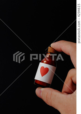 有一個棕色小瓶的手心臟標記標籤 4294615