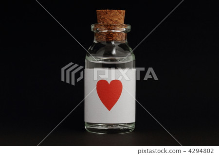 一個標有心形標記的小瓶子 4294802