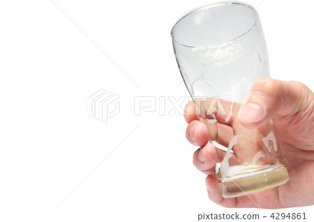 手拿著一杯啤酒喝醉了 4294861