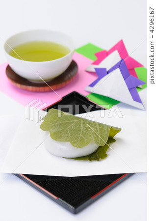 kashiwa mochi (a rice cake wrapped in an oak leaf), teacake, origami 4296167