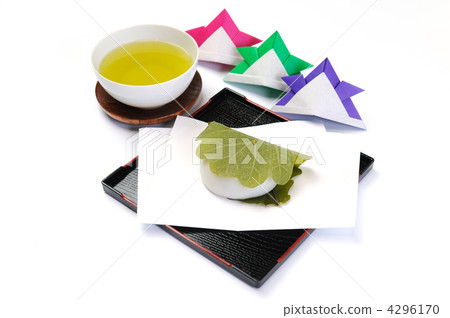 kashiwa mochi (a rice cake wrapped in an oak leaf), teacake, origami 4296170
