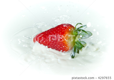 strawberry splashing into milk 4297655