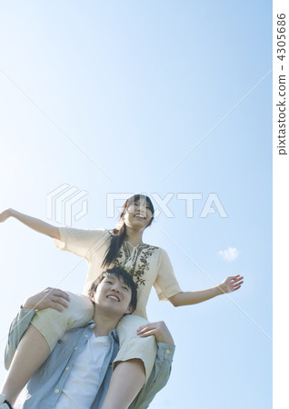 A couple doing a shoulder car 4305686