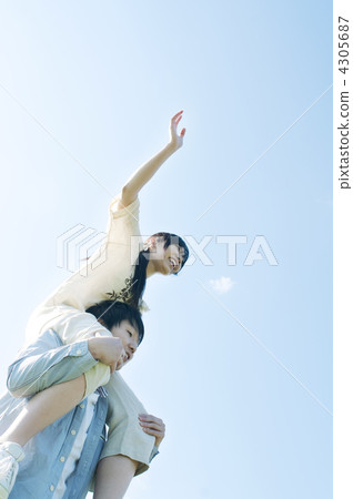 A couple doing a shoulder car 4305687