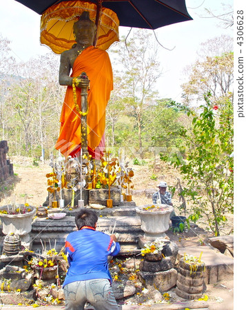 Buddha statue of Wat Phu and Buddhist praying (Champasak / Laos) 4306628