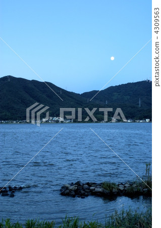 小島湖在月亮 4309563
