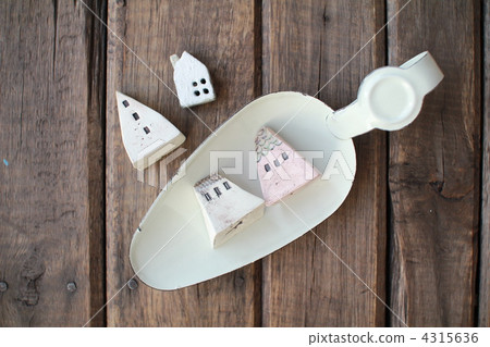 陶瓷房子的微型搪瓷托盤 - 家居形象 4315636