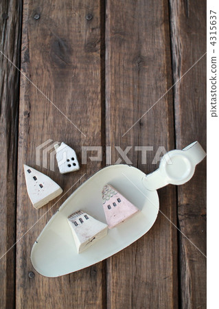 陶瓷房子的微型搪瓷托盤 - 家居形象 4315637