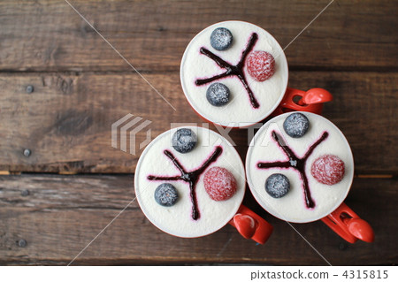 Berry-topped pudding in a red mug 4315815