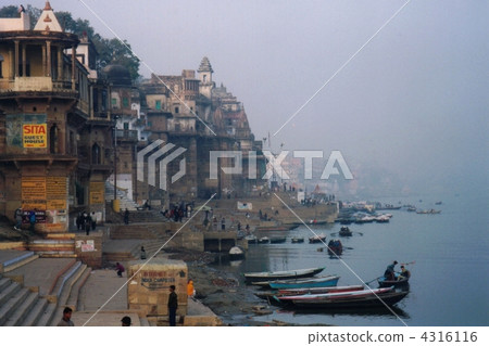 Varanasi of the fog 4316116