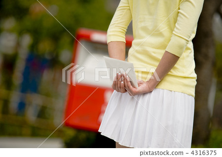 發出情書的婦女 4316375