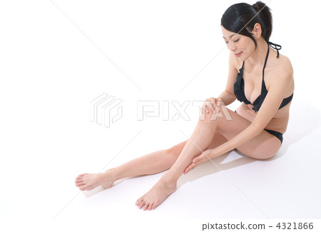 A young woman in a bathing suit 4321866