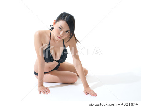 游泳衣的一個少婦 4321874