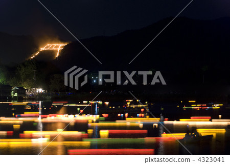 鳥居形狀和廣澤池塘的燈籠式 鳥居形狀和廣澤池塘的燈籠式 4323041