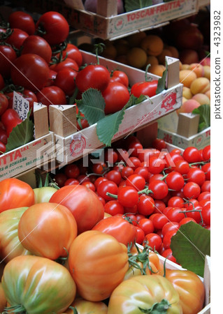 Tomato lining up in the Italian grocery store 4323982