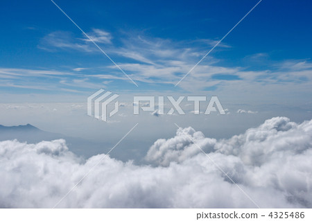 Mountains in clouds. Kodaikanal, Tamil Nadu Mountains in clouds. Kodaikanal, Tamil Nadu 4325486
