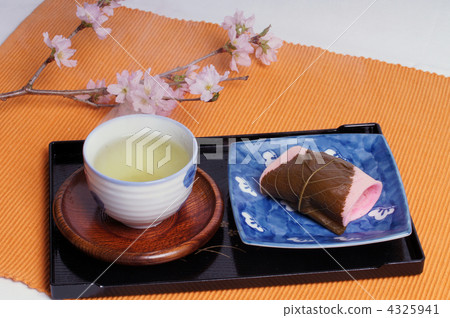 Hot tea and Sakura cake 4325941