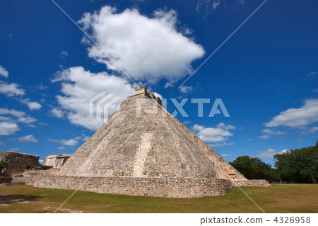 Mayan pyramid in Uxmal, Mexico Mayan pyramid in Uxmal, Mexico 4326958