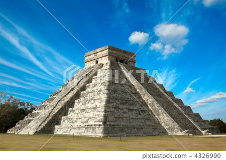 Mayan pyramid in Chichen-Itza, Mexico Mayan pyramid in Chichen-Itza, Mexico 4326990