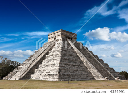 Mayan pyramid in Chichen-Itza, Mexico 4326991