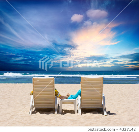 Honeymoon couple enjoy ocean sunset Honeymoon couple enjoy ocean sunset 4327142