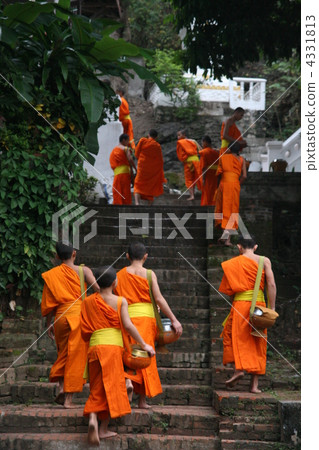 After finishing the morning preparations, return to the temple Laos minor 4331813