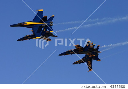 A US Navy Demonstration Flight Team, Breaking Angle's left and right break formation from the diamond formation shown in the world's most flying technology. A US Navy Demonstration Flight Team, Breaking Angle's left and right break formation from the diamond formation shown in the world's most flying technology. 4335680