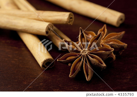 Staranis and cinnamon stick 4335793