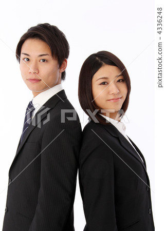 穿著西裝的男人和女人看著我背靠背 4336248