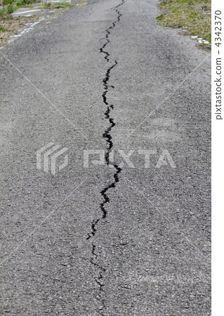 裂縫在地面 4342370