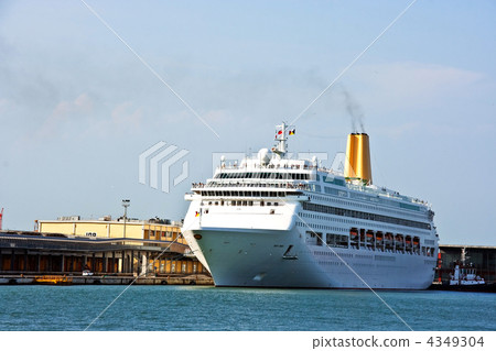 Cruise nautical tourist lainer.  4349304
