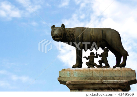 She-wolf breast-feed Romulus and Remus. Pisa. 4349509