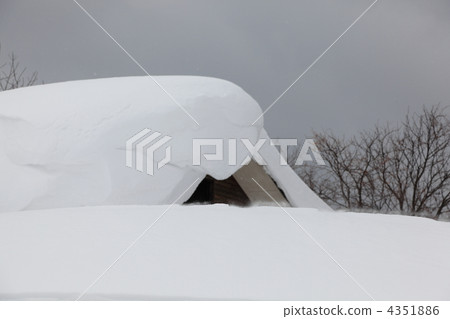 Snow cover in heavy snowy zone 4351886